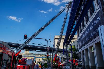 Stuttgart-Mitte: Fassadenbrand am Citygate sorgt fuer Grosseinsatz der Feuerwehr